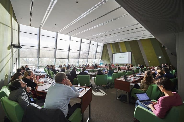 Réunion en table ronde Round Table Meeting